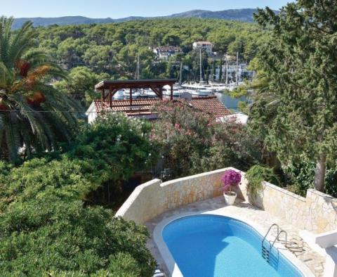 Nemovitost se třemi apartmány a bazénem ve Vrboska, Hvar - pic 3