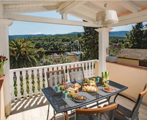 Nemovitost se třemi apartmány a bazénem ve Vrboska, Hvar - pic 6