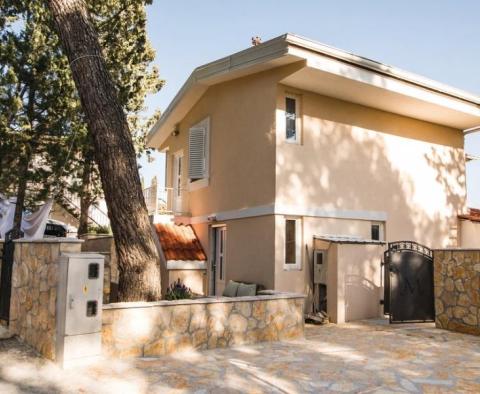 Nemovitost se třemi apartmány a bazénem ve Vrboska, Hvar - pic 9