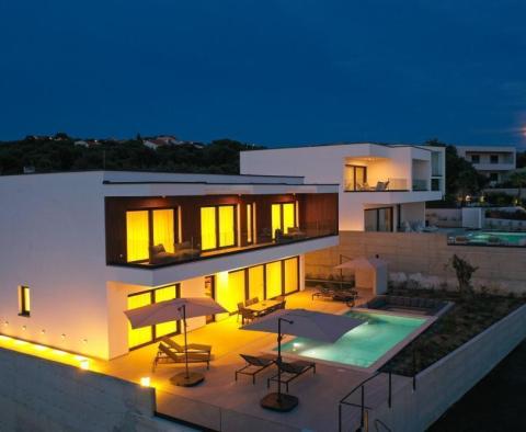 An exceptional modern villa with a swimming pool on Pag island, Novalja area - pic 8