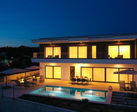 An exceptional modern villa with a swimming pool on Pag island, Novalja area - pic 14