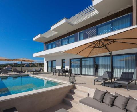 An exceptional modern villa with a swimming pool on Pag island, Novalja area - pic 17