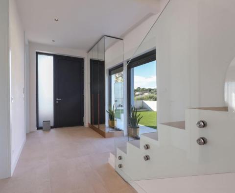 An exceptional modern villa with a swimming pool on Pag island, Novalja area - pic 59
