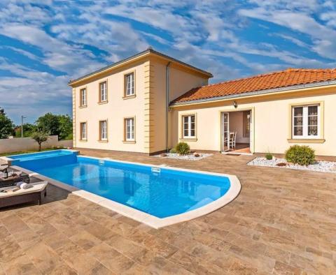 Impressionnante villa classique à Barban - pic 4