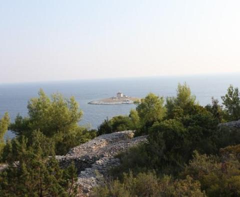 Teren miejski z fantastycznym widokiem na morze na wyspie Hvar - pic 2