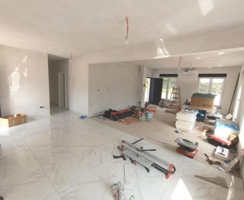 Moderní jednopatrový dům s bazénem na prodej v přírodě v Kršaně - pic 17