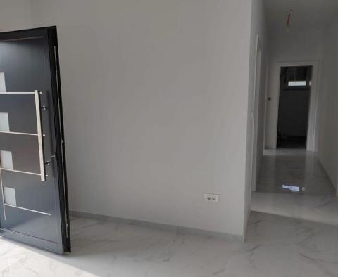 Moderní jednopatrový dům s bazénem na prodej v přírodě v Kršaně - pic 32