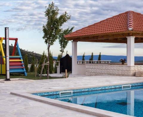 Impressive villa in the mounts overlooking Split riviera - pic 9