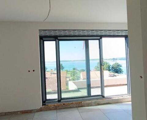 Krásný apartmán s terasou a výhledem v novostavbě 100 metrů od moře v Medulinu - pic 21
