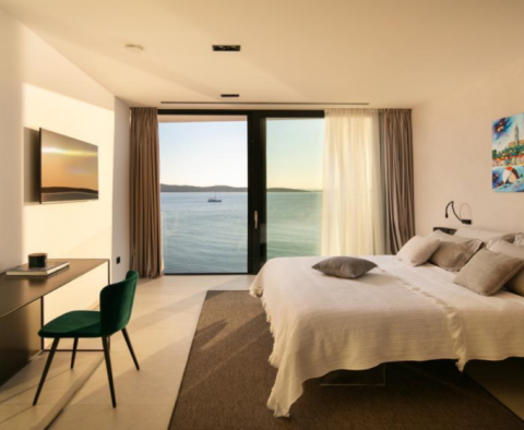 Csodálatos 1. vonalbeli modern villa a tengerparton Zadar környékén - pic 18