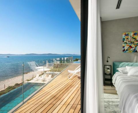 Csodálatos 1. vonalbeli modern villa a tengerparton Zadar környékén - pic 9