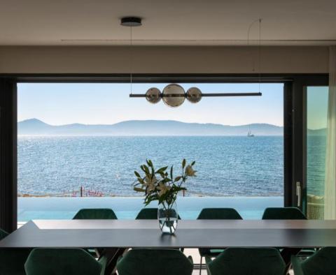 Csodálatos 1. vonalbeli modern villa a tengerparton Zadar környékén - pic 36