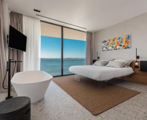 Csodálatos 1. vonalbeli modern villa a tengerparton Zadar környékén - pic 44