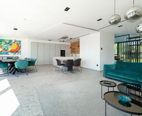 Csodálatos 1. vonalbeli modern villa a tengerparton Zadar környékén - pic 46