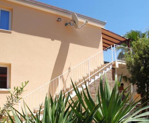 Családi három apartman ház, 90 m-re a tengertől Vis-szigeten - pic 3