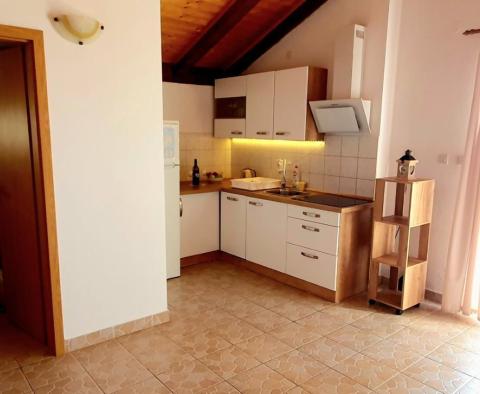 Családi három apartman ház, 90 m-re a tengertől Vis-szigeten - pic 12
