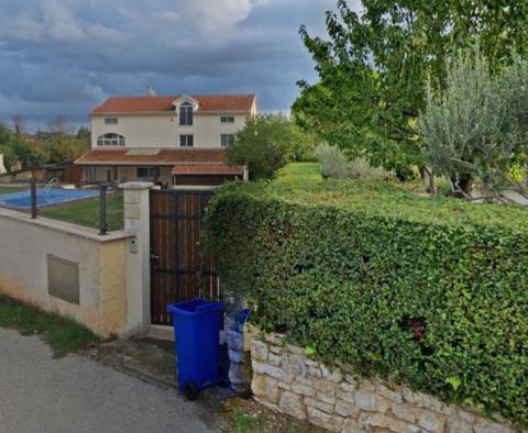 Prostorná vila s bazénem v oblasti Rovinj, 8 km od moře - pic 5