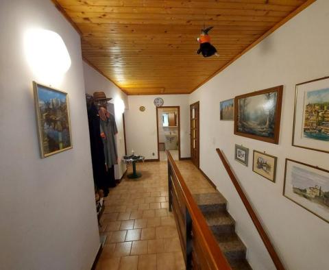 Dům na 2. linii k moři! Celková plocha je 250m2 + byt v bungalovu 25m2 + pozemek 1031m2 - pic 23
