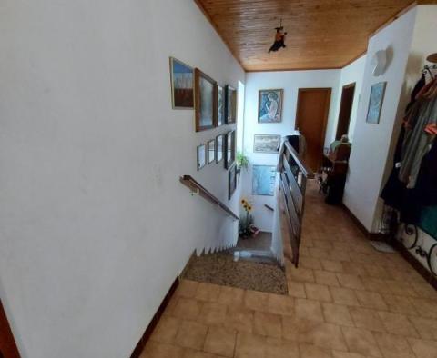 Dům na 2. linii k moři! Celková plocha je 250m2 + byt v bungalovu 25m2 + pozemek 1031m2 - pic 26
