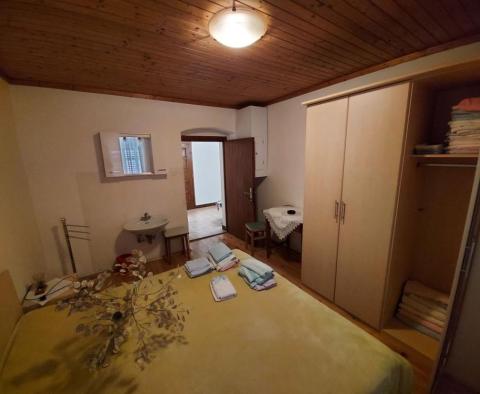 Dům na 2. linii k moři! Celková plocha je 250m2 + byt v bungalovu 25m2 + pozemek 1031m2 - pic 28