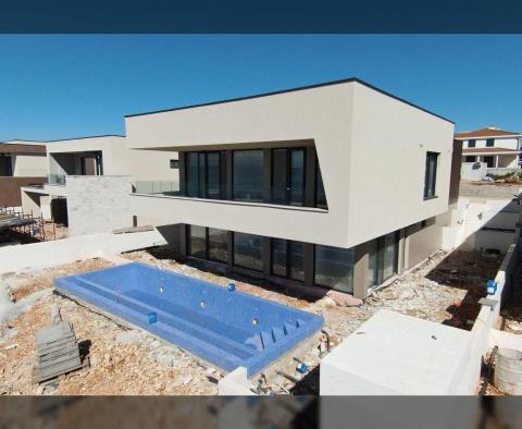 Új, modern villa Nin körzetében, a tenger 1. vonalán - pic 11