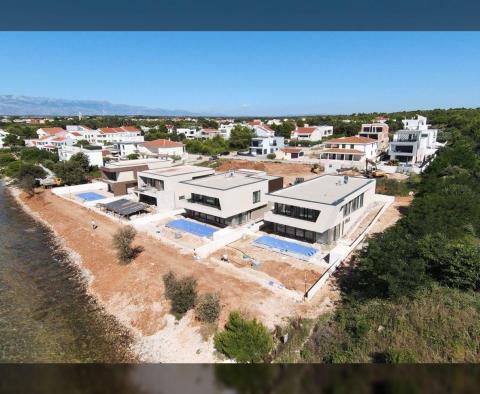 Új, modern villa Nin körzetében, a tenger 1. vonalán - pic 17