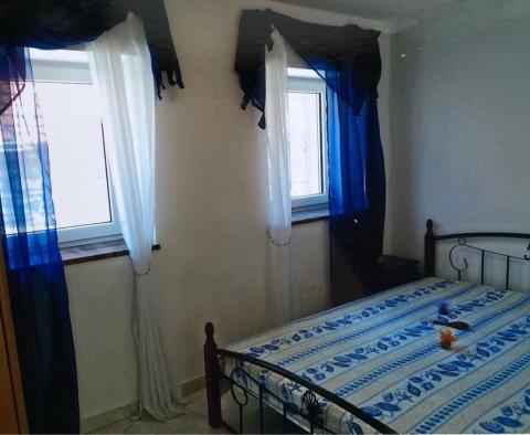 Steinhaus in der 1. Meereslinie auf der Insel Zlarin - foto 7