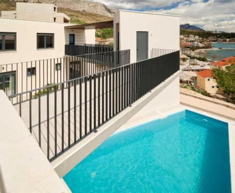 Új, rendkívüli villa az Omis riviérán, 50 méterre a tengertől - pic 9