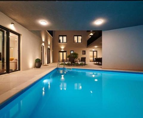Új, rendkívüli villa az Omis riviérán, 50 méterre a tengertől - pic 30