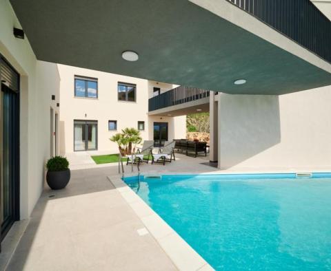 Új, rendkívüli villa az Omis riviérán, 50 méterre a tengertől - pic 37