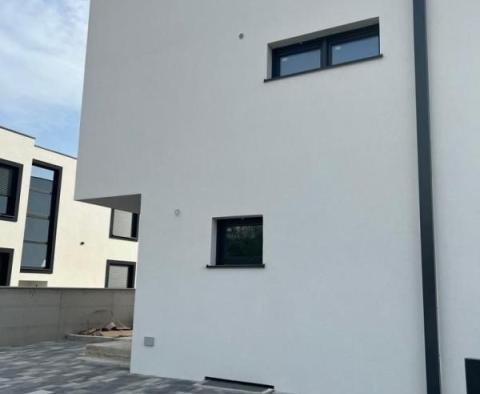 Újonnan épült villa Medulinban, panorámás kilátással a tengerre - pic 10