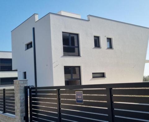 Újonnan épült villa Medulinban, panorámás kilátással a tengerre - pic 17