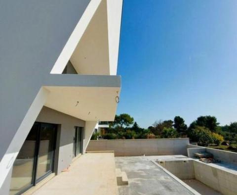 Újonnan épült villa Medulinban, panorámás kilátással a tengerre - pic 19