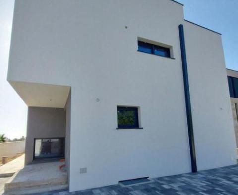 Újonnan épült villa Medulinban, panorámás kilátással a tengerre - pic 20