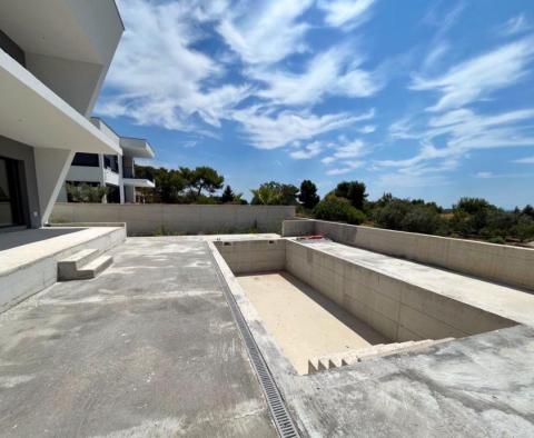 Újonnan épült villa Medulinban, panorámás kilátással a tengerre - pic 25