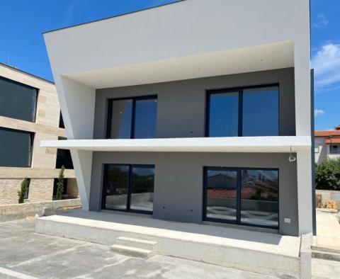 Újonnan épült villa Medulinban, panorámás kilátással a tengerre - pic 27
