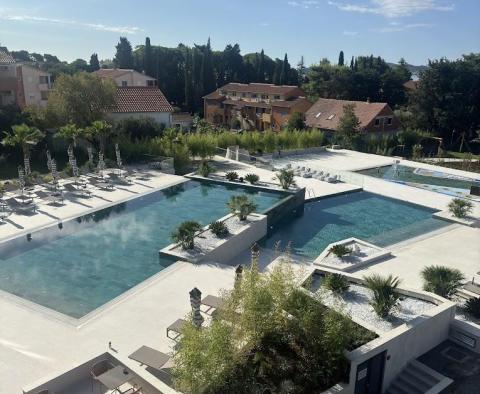 Nové luxusní apartmány v 5***** resortu u pláže nedaleko Zadaru s 5% výnosem z pronájmu - pic 24