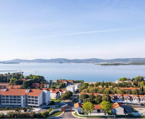 Nové luxusní apartmány v 5***** resortu u pláže nedaleko Zadaru s 5% výnosem z pronájmu - pic 2