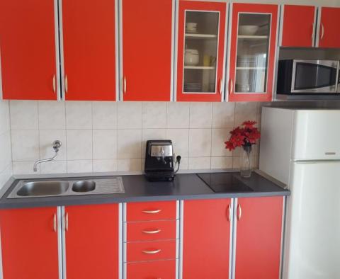 Dom bliźniaczy z widokiem na morze w Seget Vranjica z trzema apartamentami - pic 6