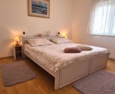 Dom bliźniaczy z widokiem na morze w Seget Vranjica z trzema apartamentami - pic 4