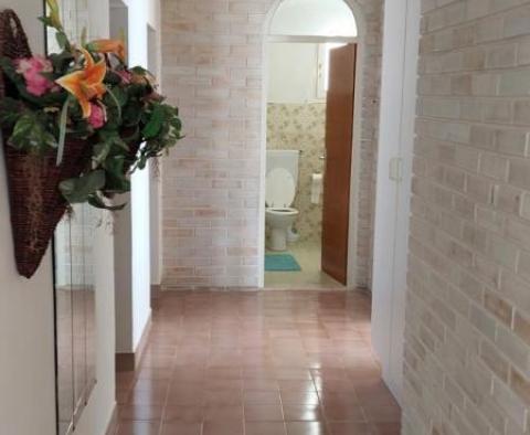 Dom z trzema apartamentami z garażem, tarasami i fantastycznym widokiem na morze na Riwierze Omis, zaledwie 60 metrów od morza - pic 7