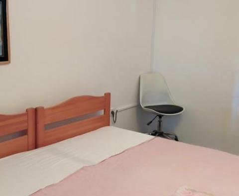 Dom z trzema apartamentami z garażem, tarasami i fantastycznym widokiem na morze na Riwierze Omis, zaledwie 60 metrów od morza - pic 9