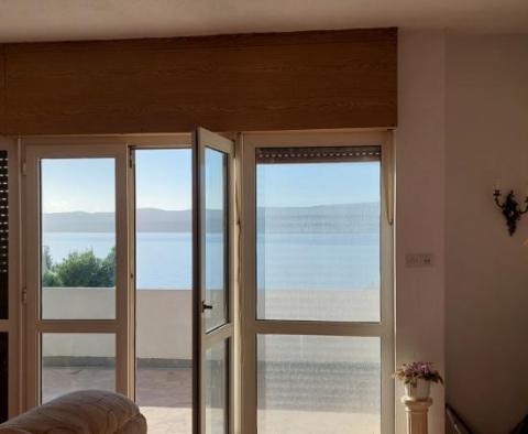 Dom z trzema apartamentami z garażem, tarasami i fantastycznym widokiem na morze na Riwierze Omis, zaledwie 60 metrów od morza - pic 4