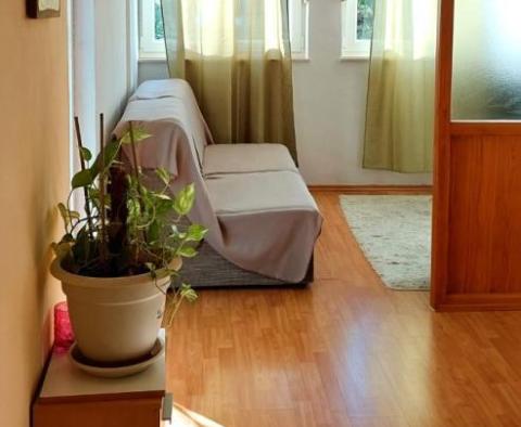 Dom z trzema apartamentami z garażem, tarasami i fantastycznym widokiem na morze na Riwierze Omis, zaledwie 60 metrów od morza - pic 12