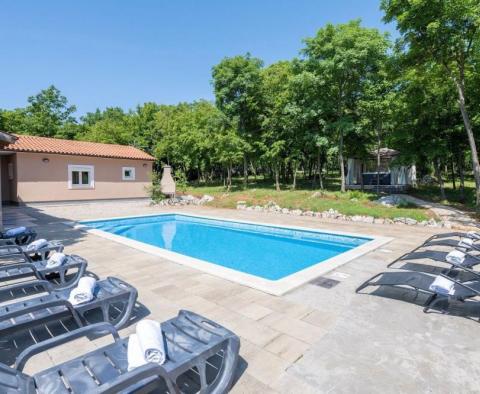 Samostatná vila s bazénem v oblasti Rabac-Labin, na 9400 m2. ze země - pic 2