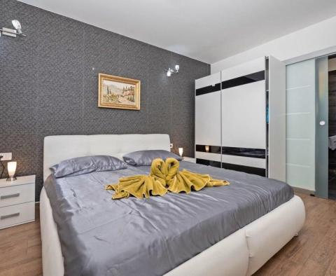 Samostatná vila s bazénem v oblasti Rabac-Labin, na 9400 m2. ze země - pic 17