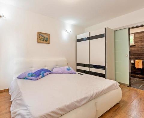 Samostatná vila s bazénem v oblasti Rabac-Labin, na 9400 m2. ze země - pic 20