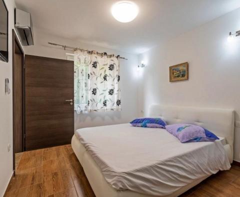 Samostatná vila s bazénem v oblasti Rabac-Labin, na 9400 m2. ze země - pic 21