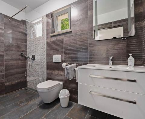 Samostatná vila s bazénem v oblasti Rabac-Labin, na 9400 m2. ze země - pic 24