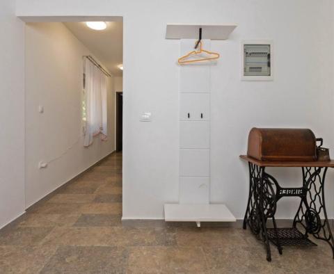 Samostatná vila s bazénem v oblasti Rabac-Labin, na 9400 m2. ze země - pic 27